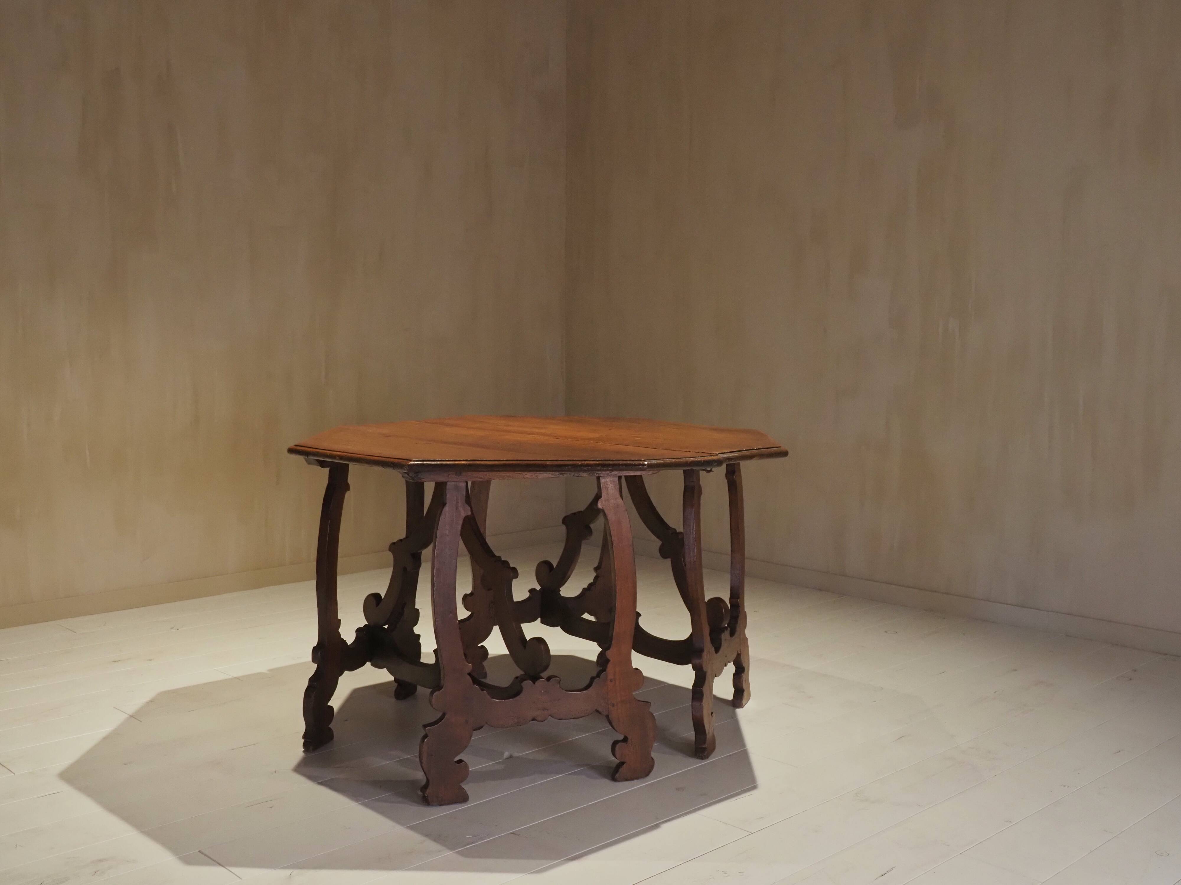 Pair of Italian consoles from the 18th century.