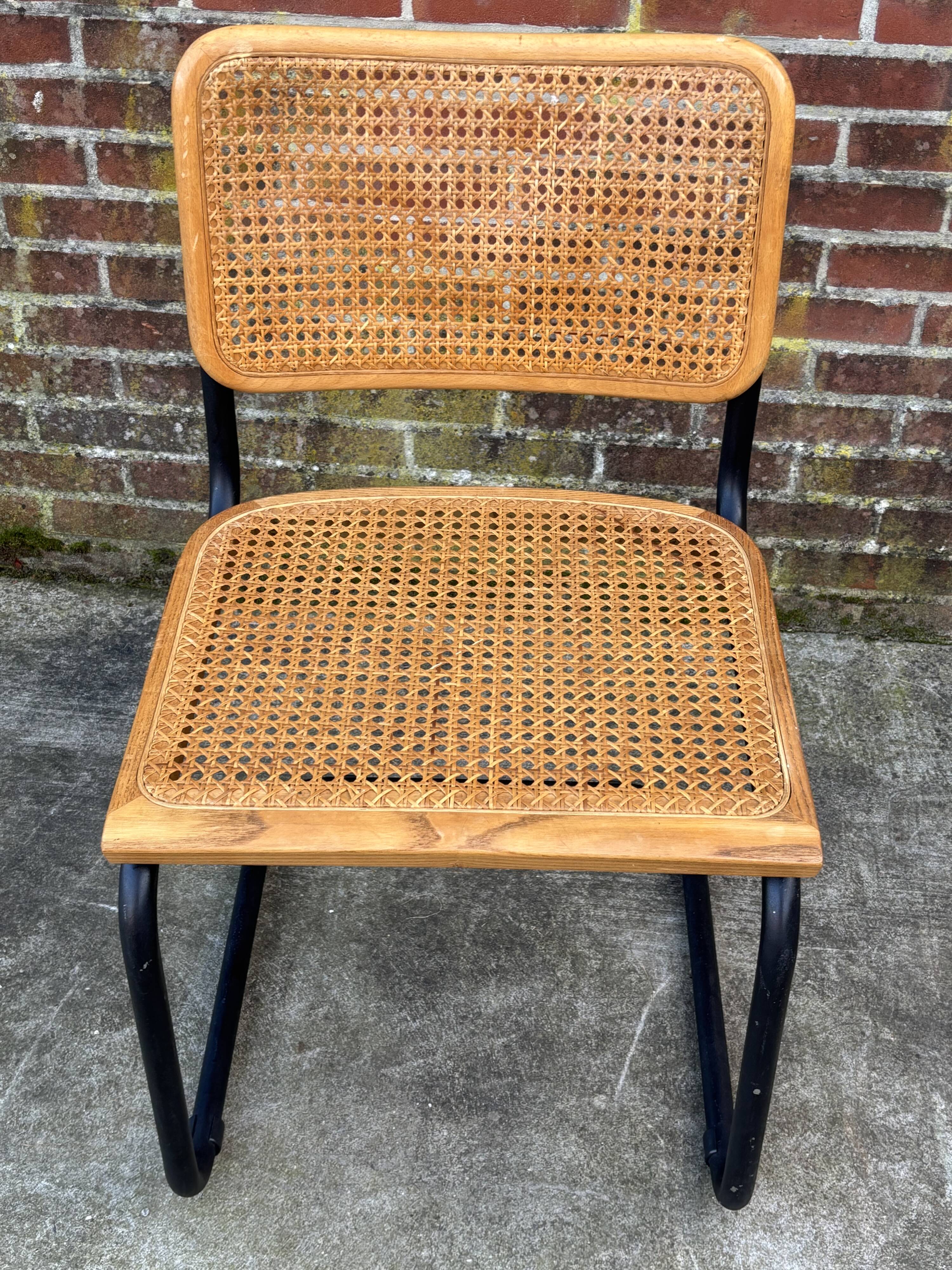 Ensemble de 4 chaises Cesca B32 conçues par Marcel Breuer, cadre noir.