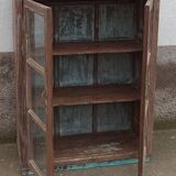 Armoire ancienne vitrée en bois avec fond métal