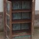 Armoire ancienne vitrée en bois avec fond métal
