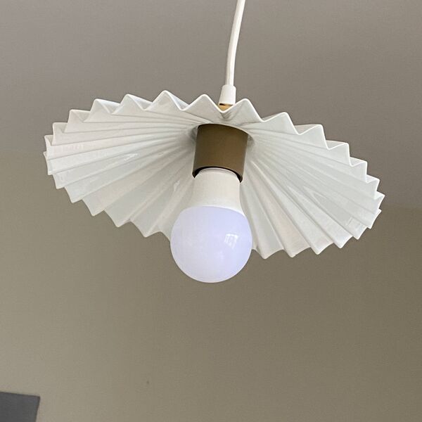 Ancienne suspension abat jour en verre opaline plissé blanc
