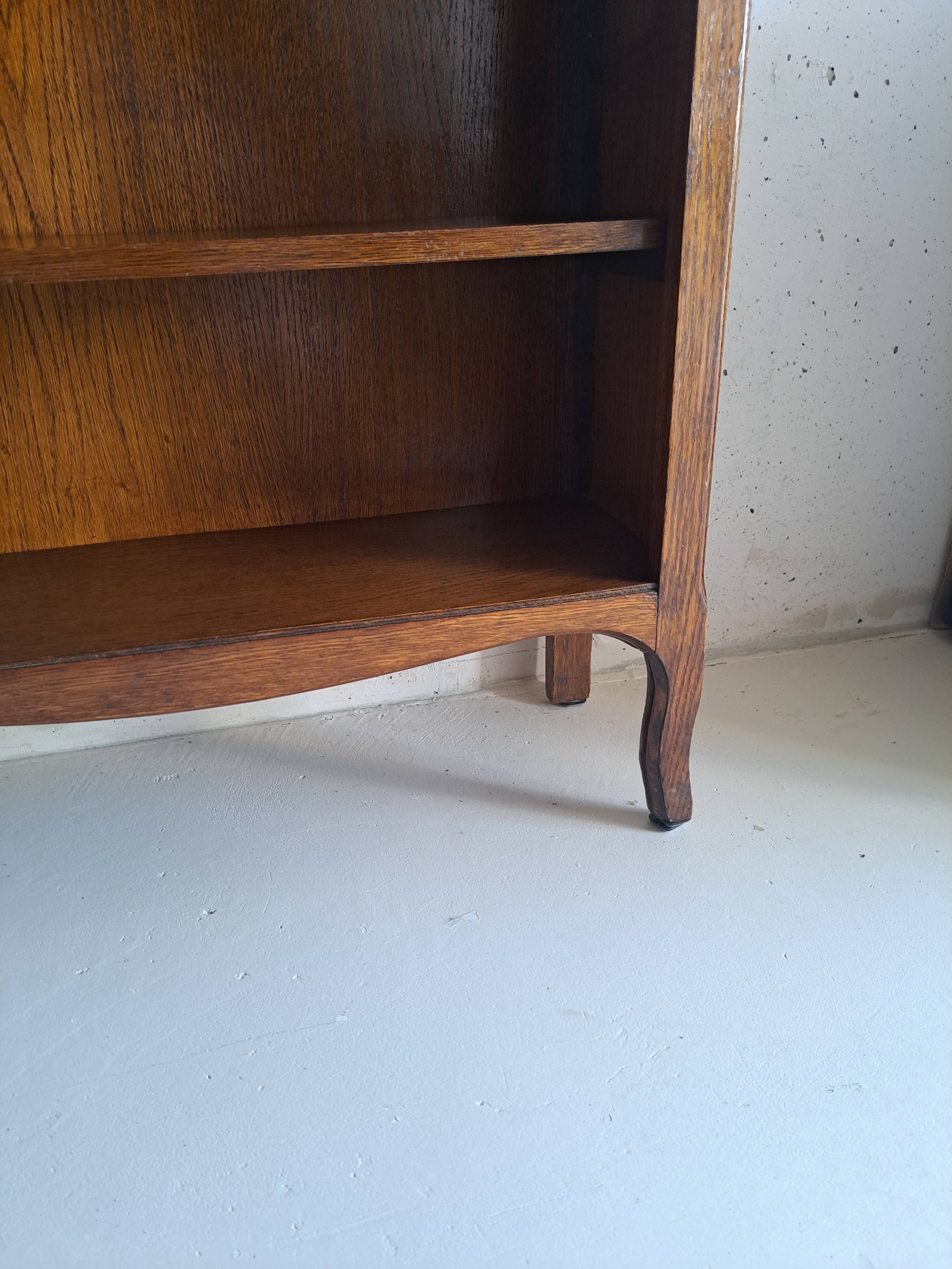 Small old wooden library / Bibus