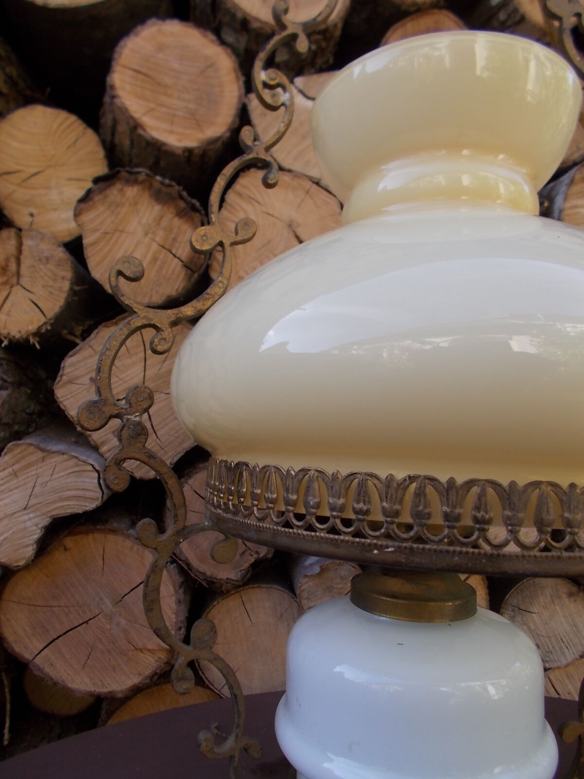 Suspension in white opaline