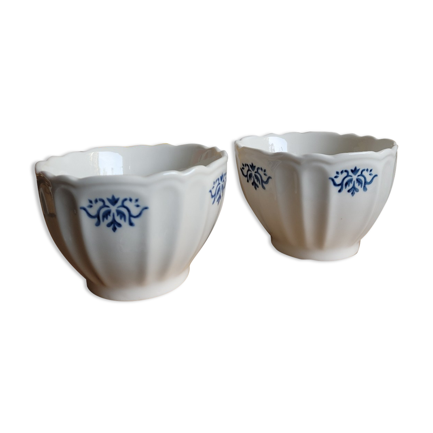 Duo of opaque porcelain bowls