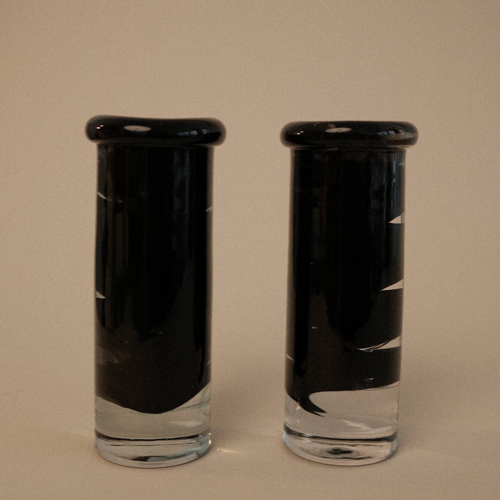 Paire de bougeoirs en verre