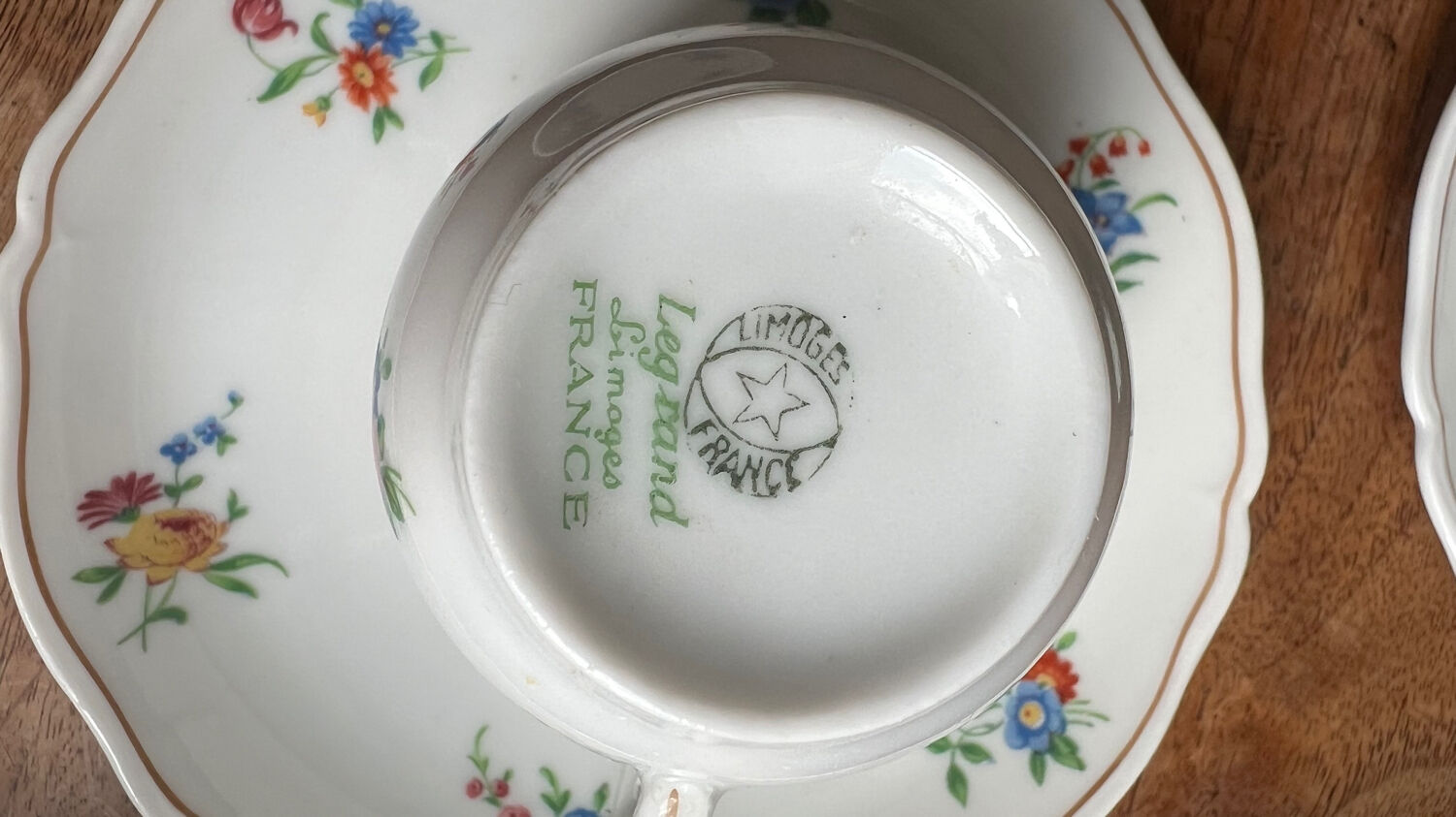 Service ancien à café/thé – tasses et soucoupes en porcelaine de Limoges.