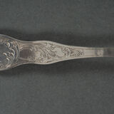 Cuillère à saupoudrer orfèvre RN argent 53 grammes riche décor Louis XV