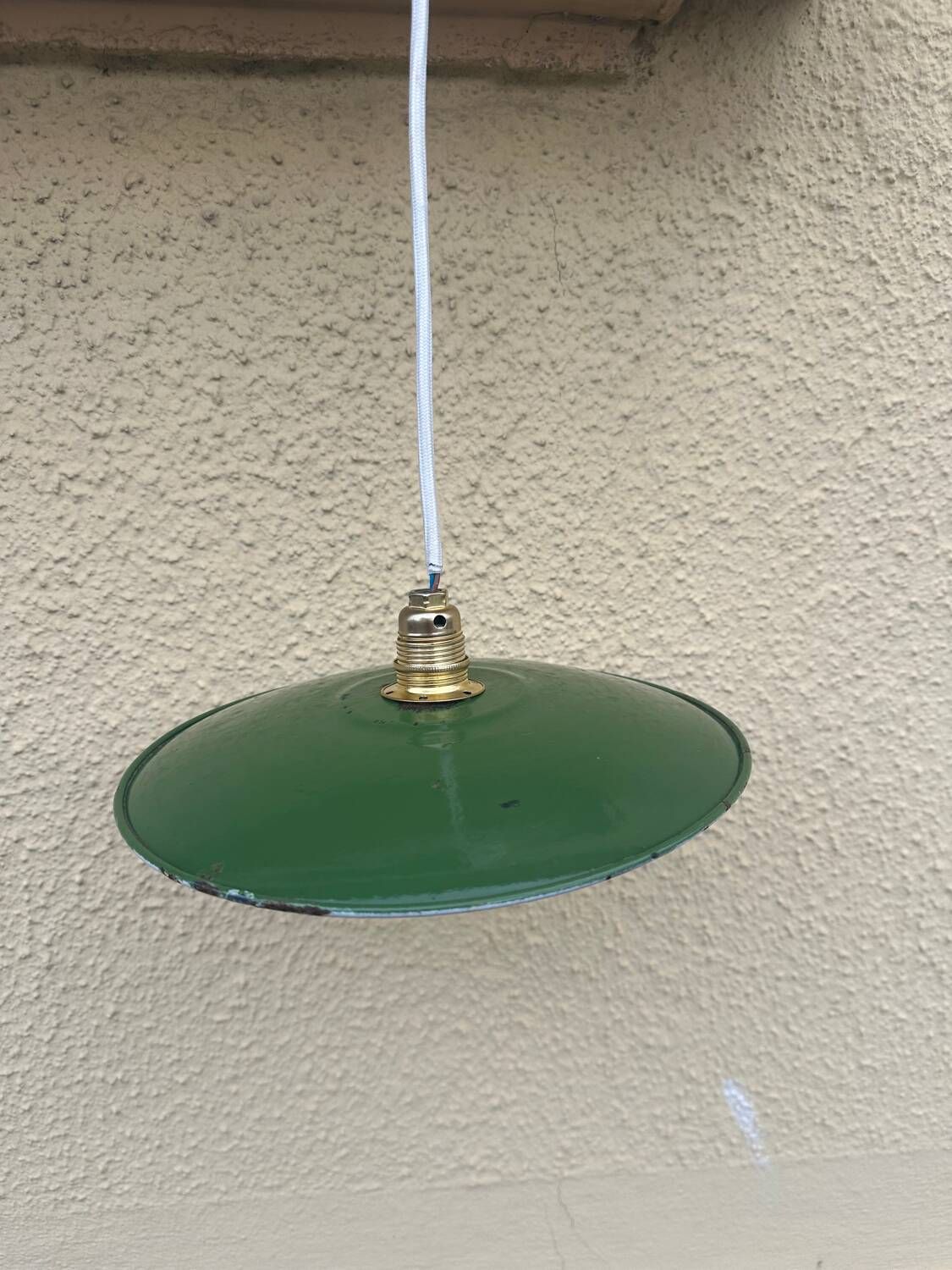 Vintage lampshade in green and white enamelled sheet metal with LED electricity