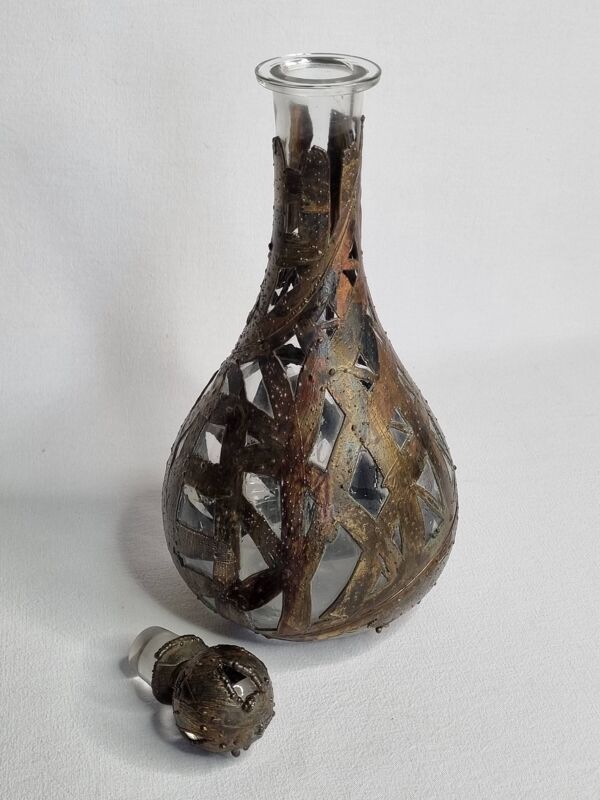 Carafe artisanale en verre soufflé et cuivre patiné décor brutaliste 90 cm