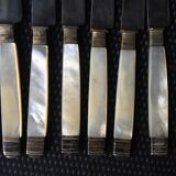 Set de 8 couteaux manche en nacre monogrammés XIXème