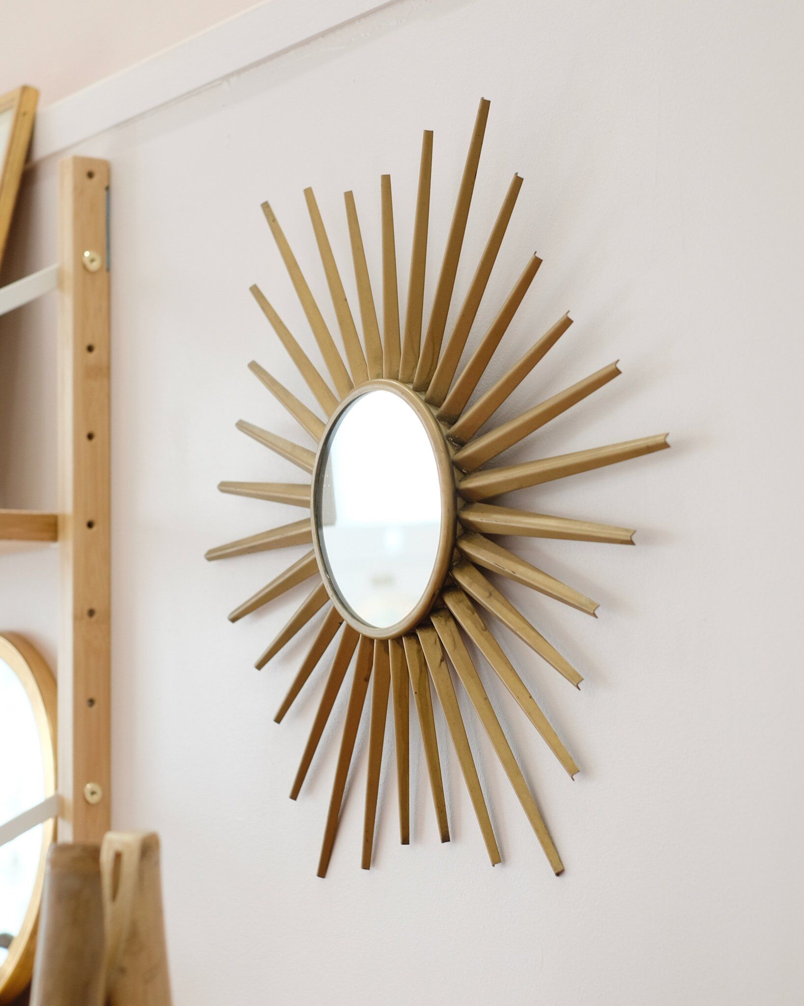 Miroir Soleil en métal doré 49cm