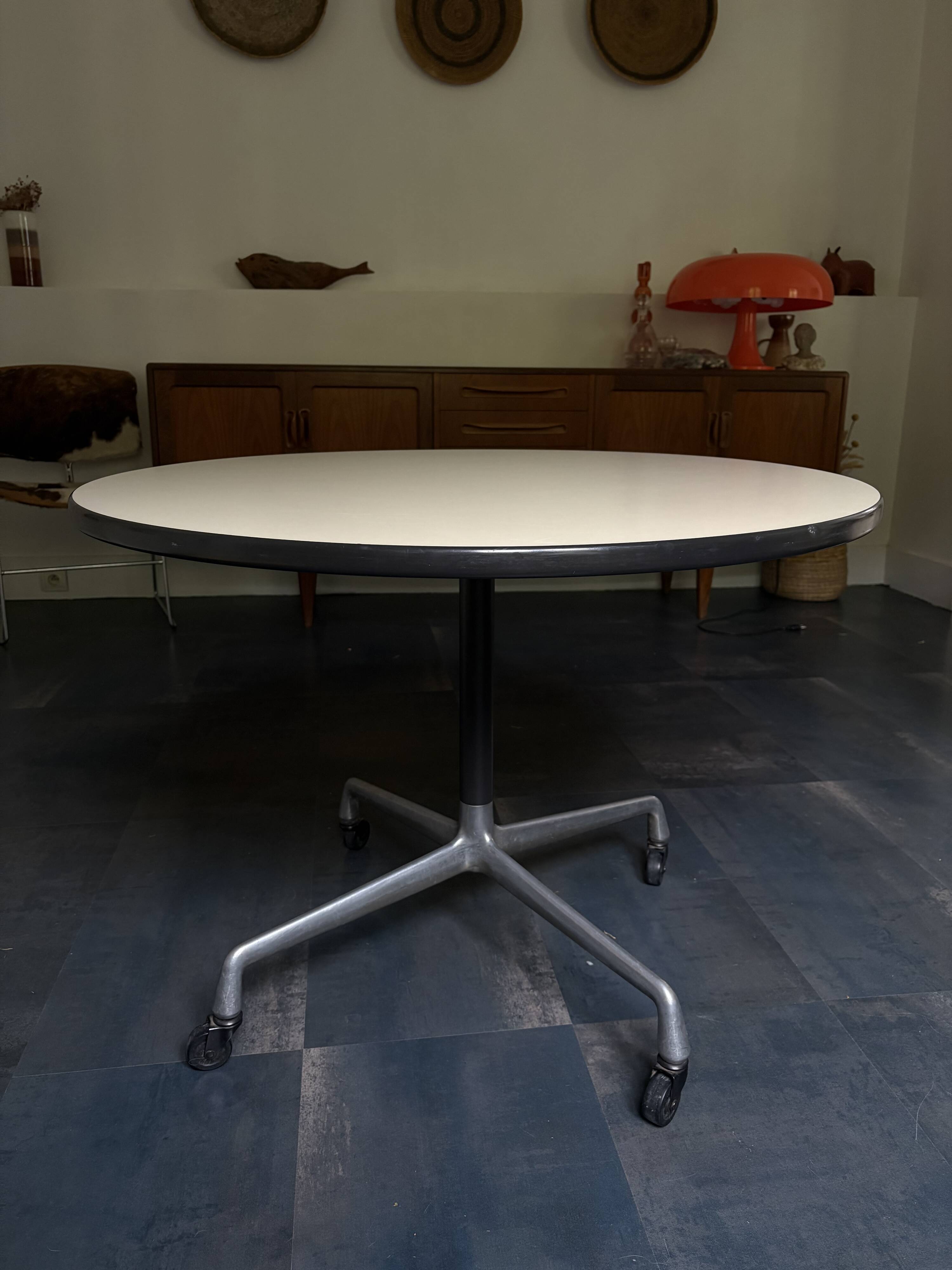 Round table Charles & Ray Eames – authenticated Herman Miller edition - h 65cm