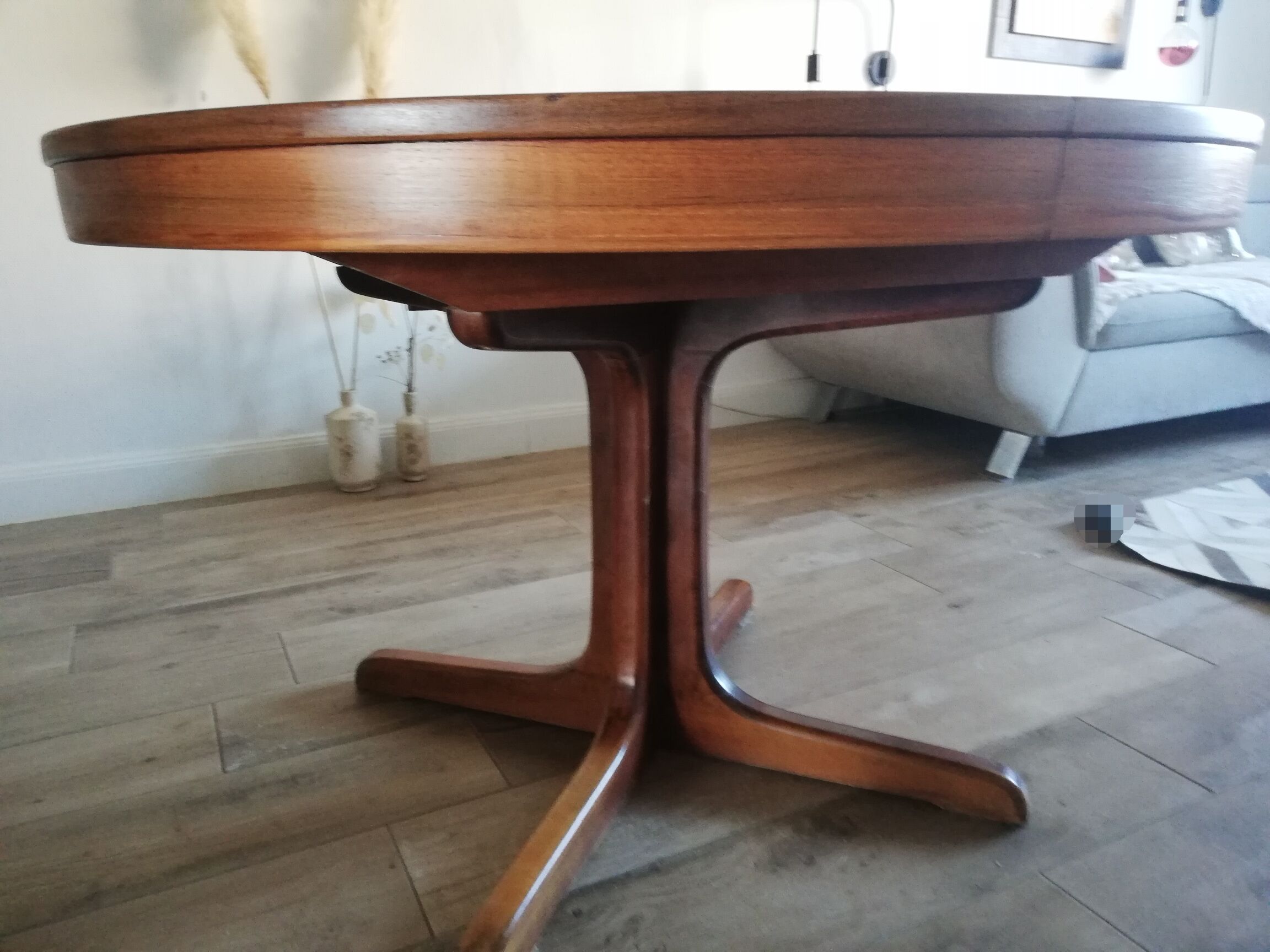 Extendable rosewood butterfly round table