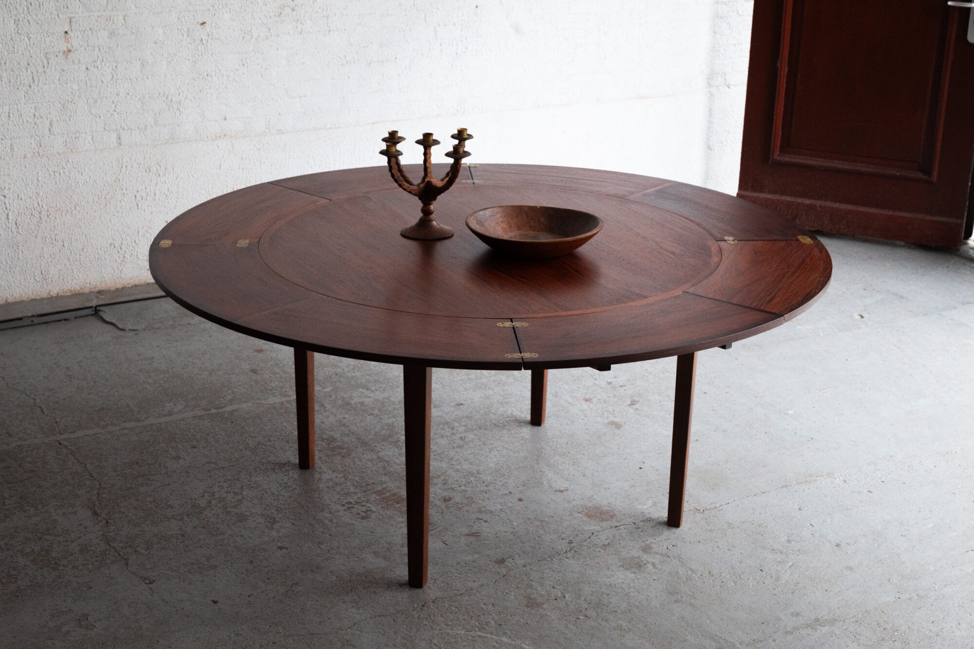 Dining table 'Lotus' by Dyrlund