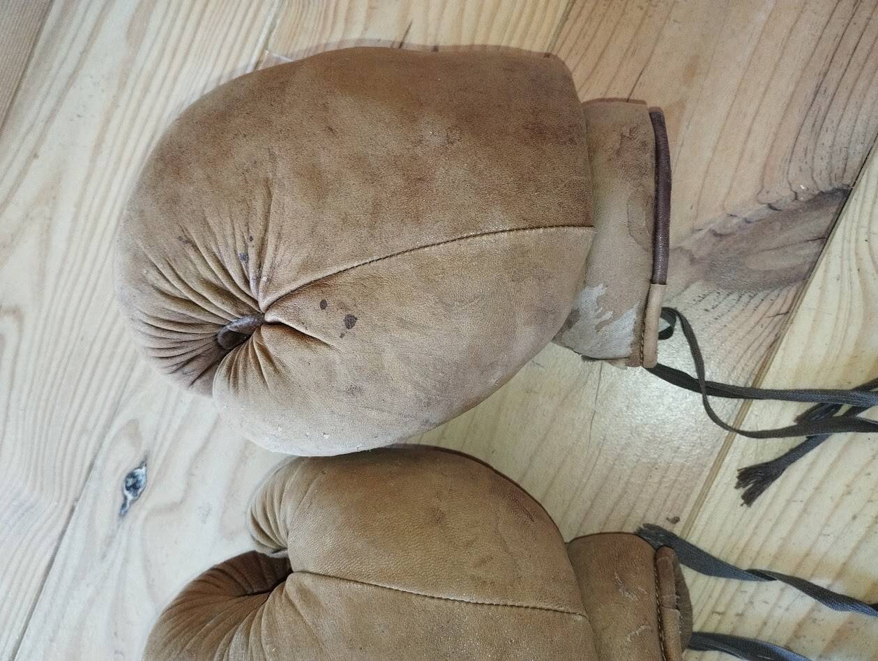 Vintage pair of tan leather boxing gloves (8 oz) – Circa 1940/19