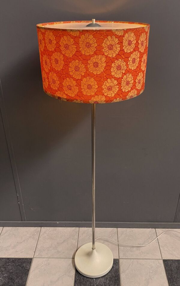Lampadaire à abat-jour fleuri orange années 60