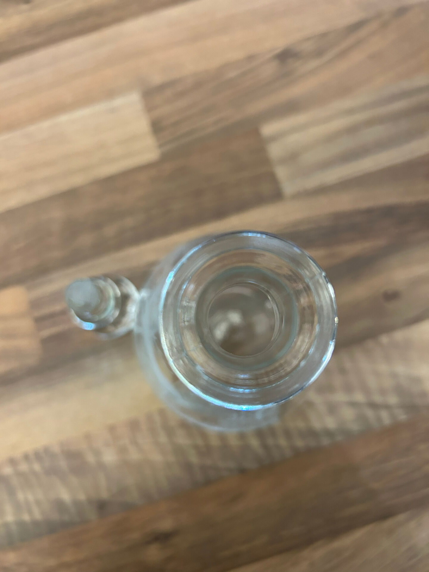 Petite carafe vintage en verre gravé – décor cerf et forêt