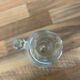 Petite carafe vintage en verre gravé – décor cerf et forêt