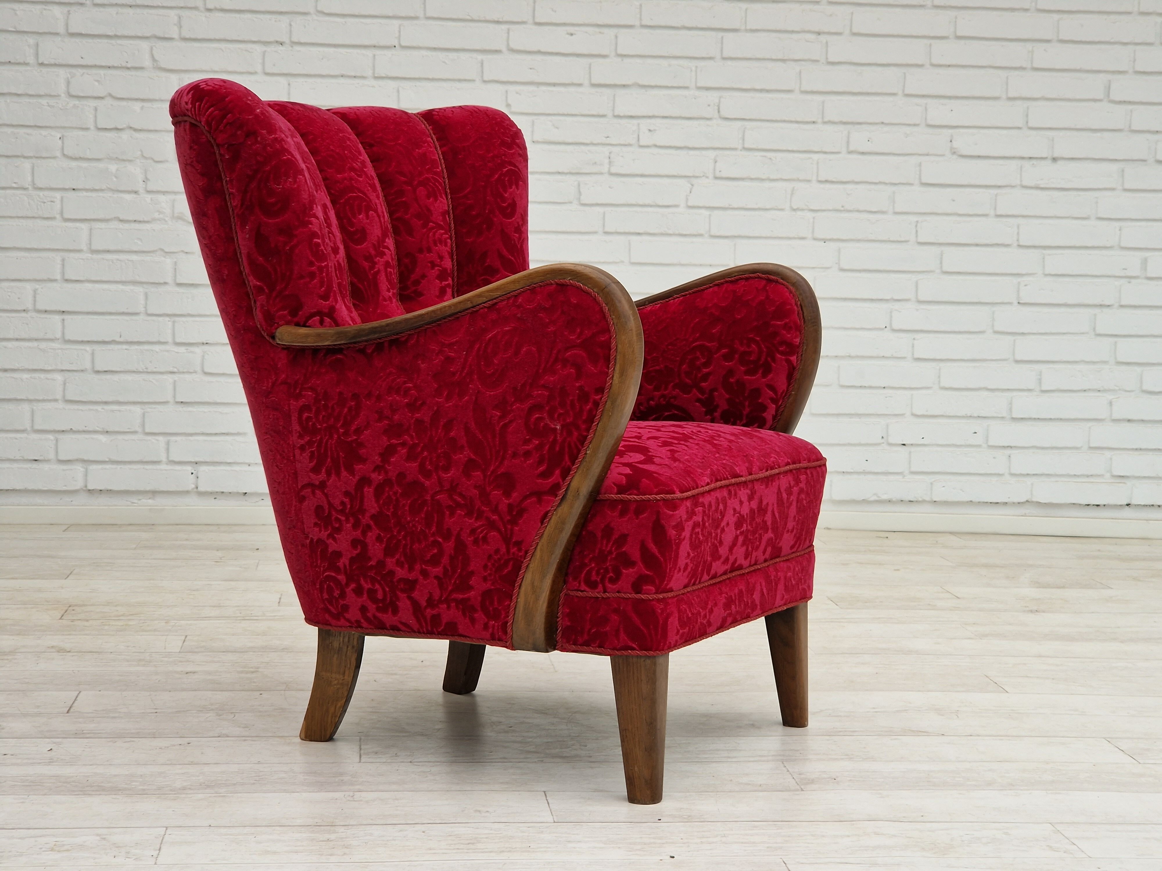 Années 1960, design danois, fauteuil en tissu rouge cerise, très bon état d’origine.