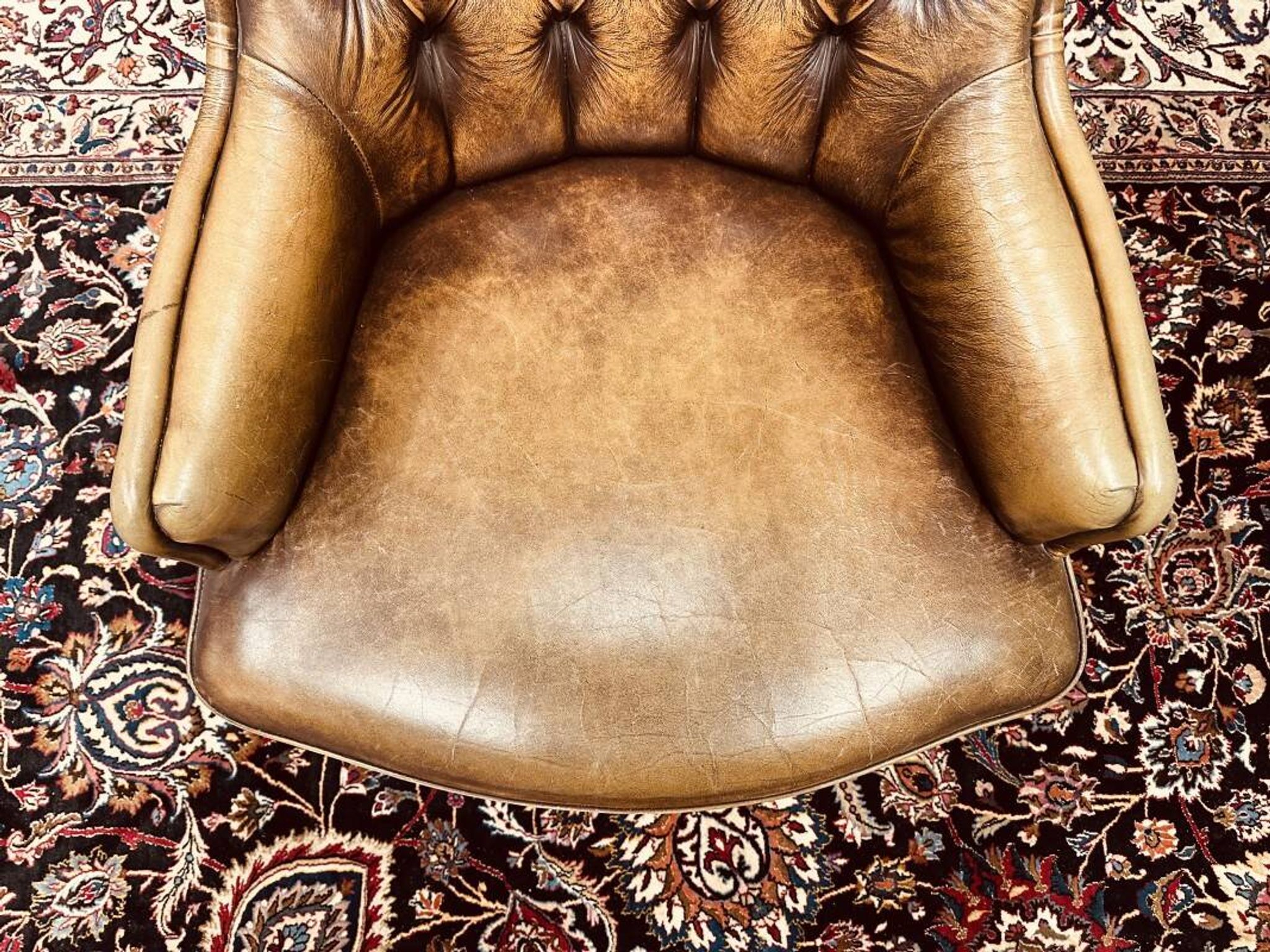 Fauteuil Chesterfield anglais en cuir marron