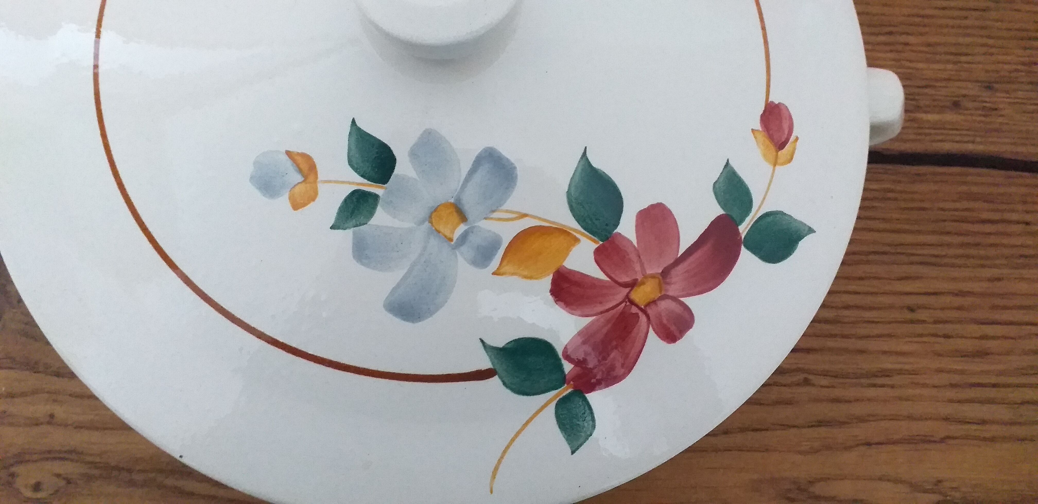 Sigh with porcelain lid Saint Amand model 7011