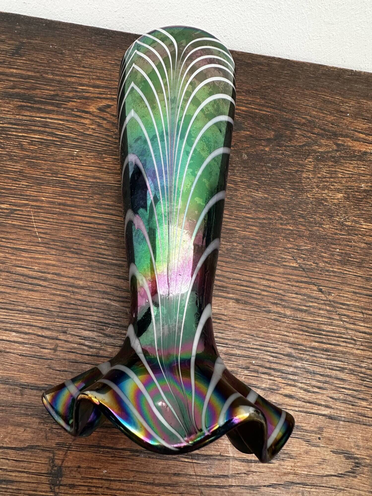 Vintage iridescent glass vase with ribbed design and ruffled neck, H 21 cm.