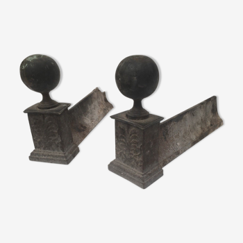 Paire de chenets en fonte de fer et boule en bronze