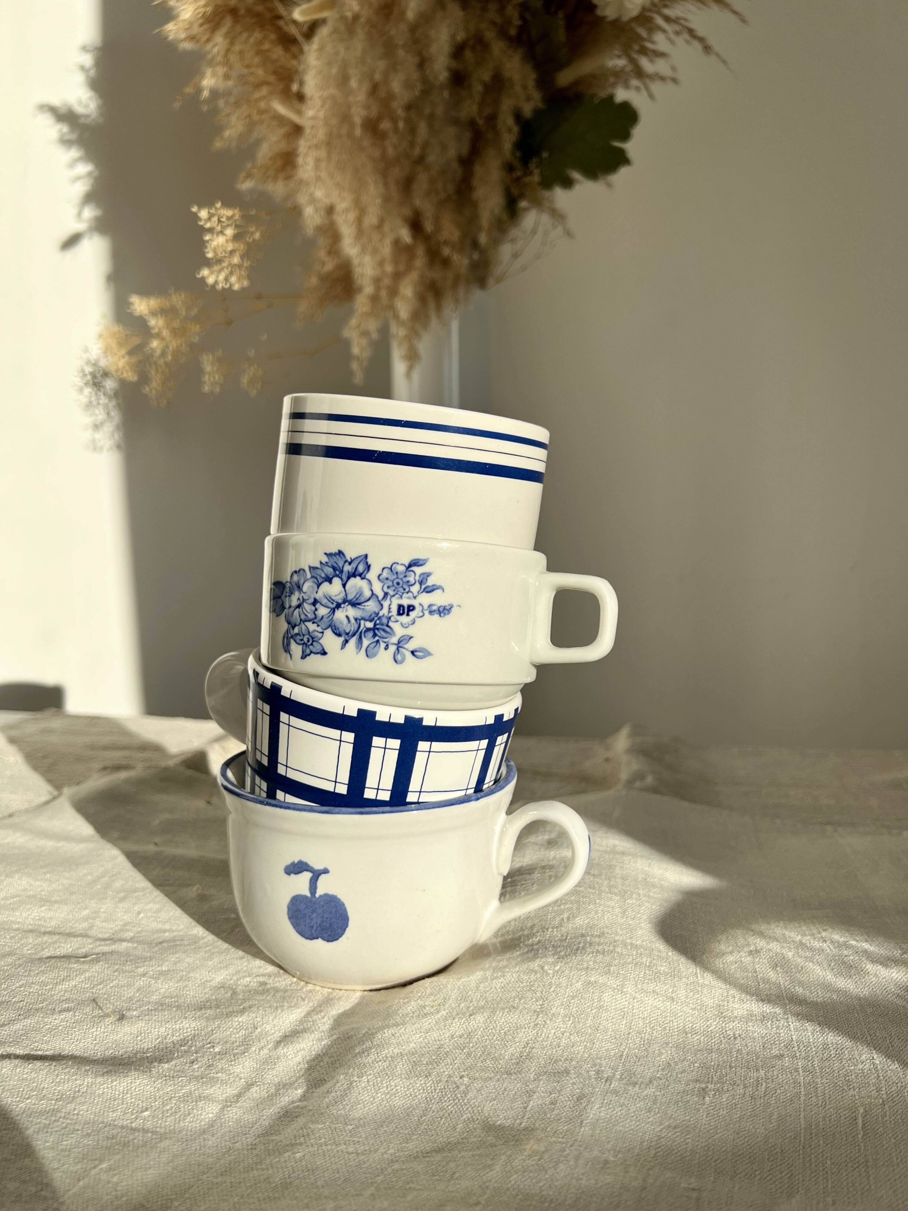 Lot de 4 grandes tasses vintage dépareillées en porcelaine bleu et blanche - Cottage core
