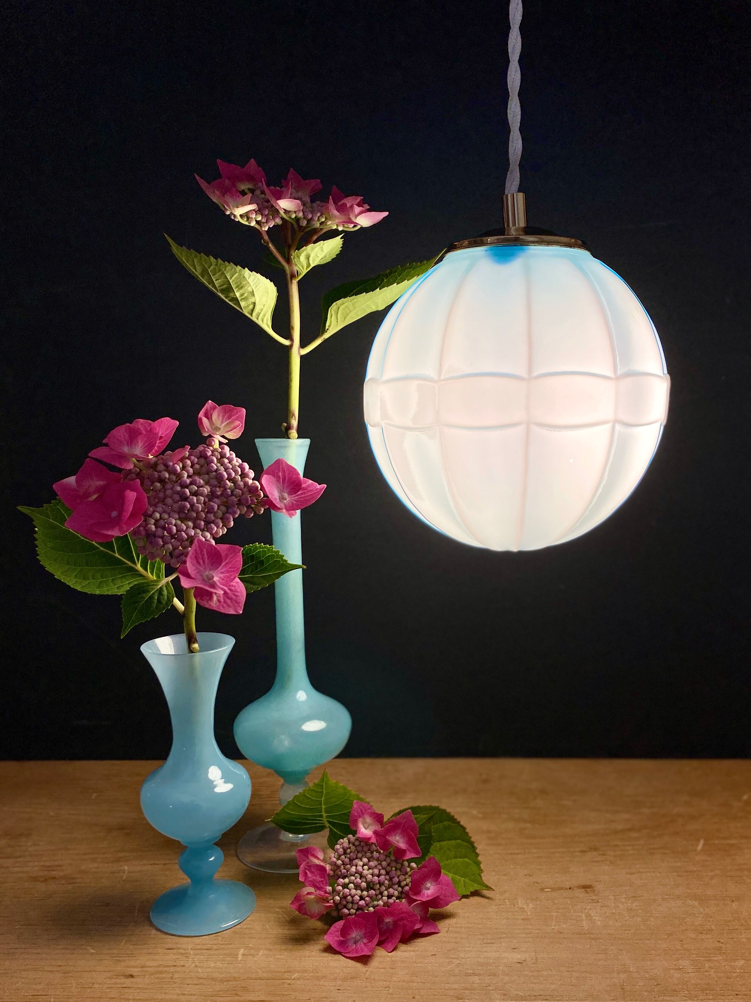 Suspension globe vintage en opaline bleue