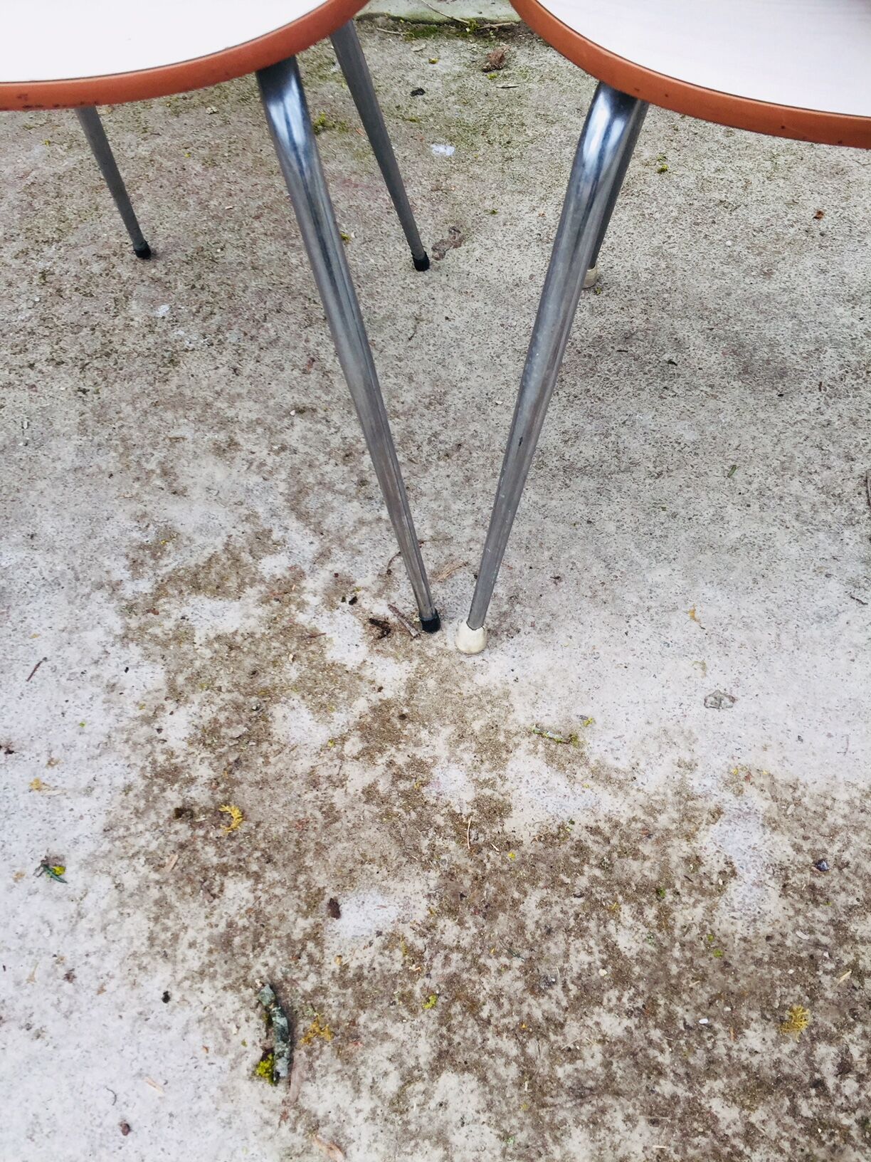 Lot of 4 white chairs