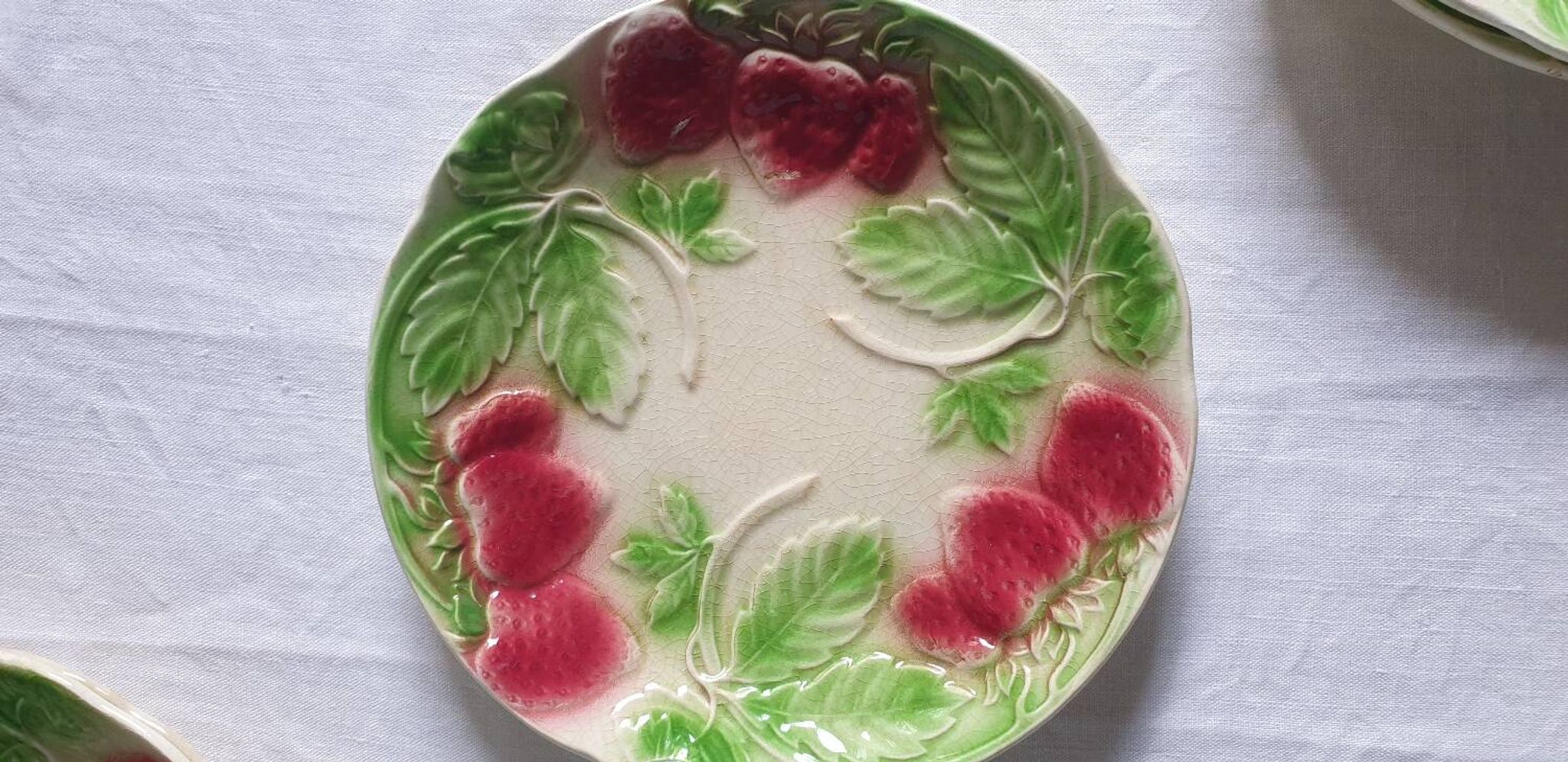 Six assiettes en barbotine décor fraises