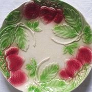 Six assiettes en barbotine décor fraises
