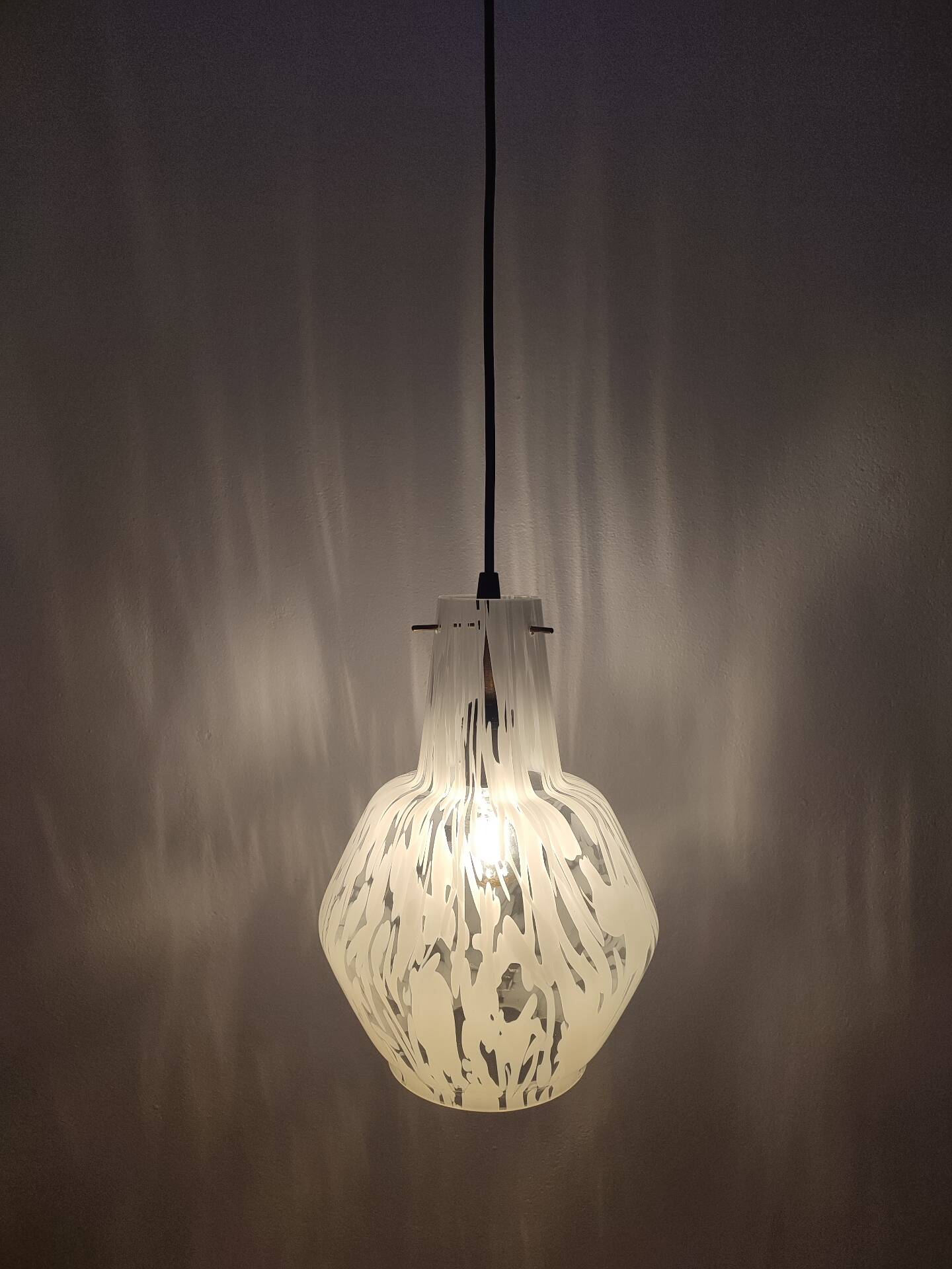 Vintage Italian suspension in Murano glass with a marbled effect.