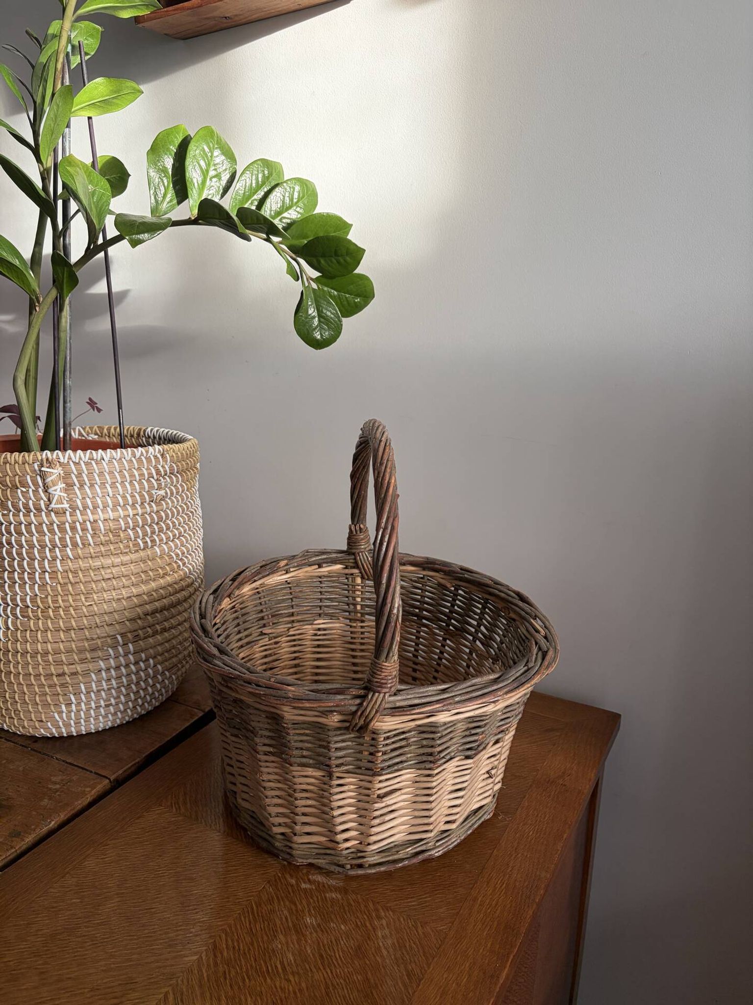 Panier osier tressé vintage , grande anse