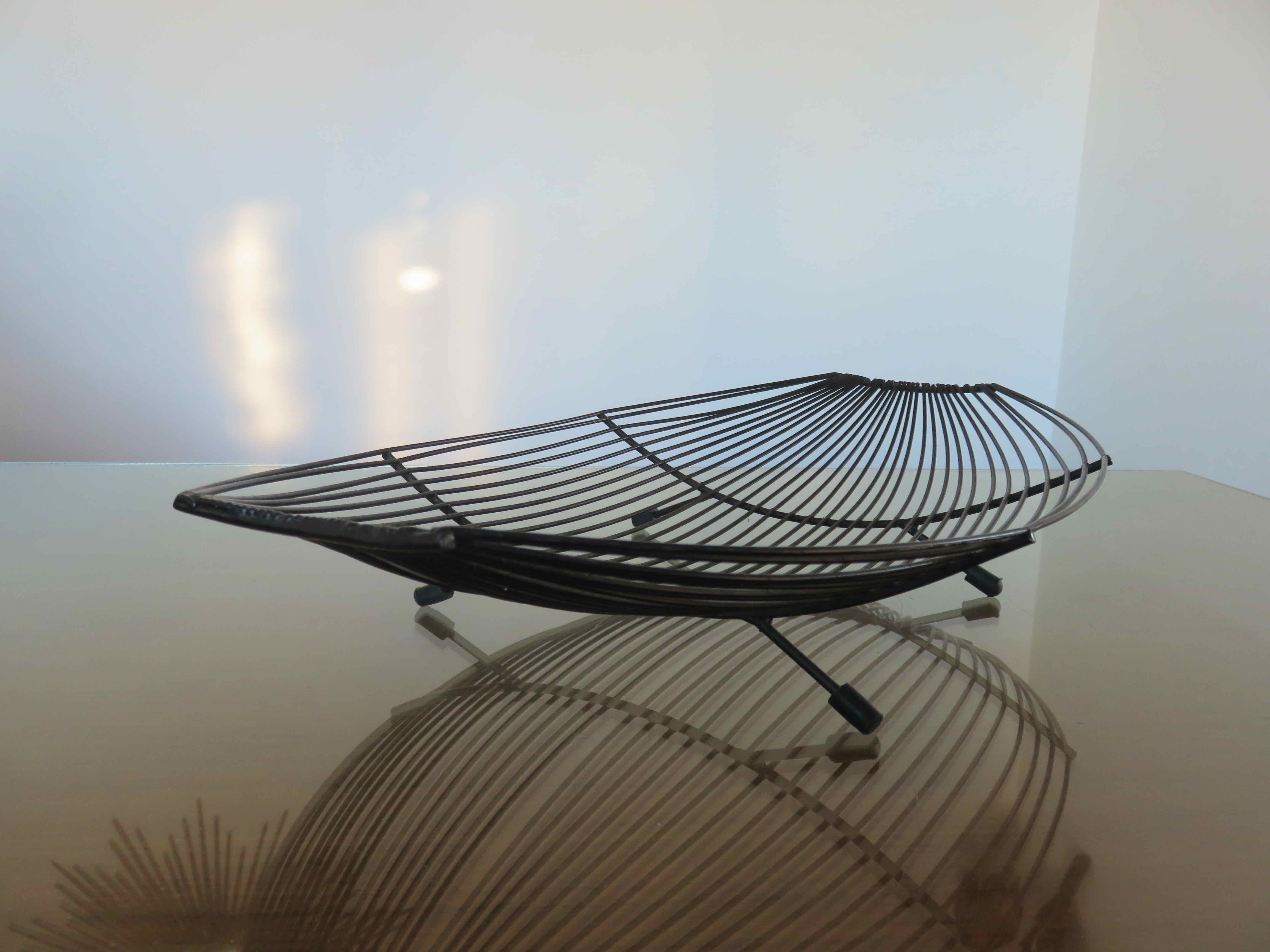 Minimalist fruit basket 50s 60s