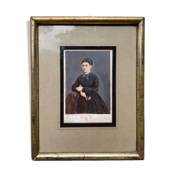 Old portrait photo of a woman