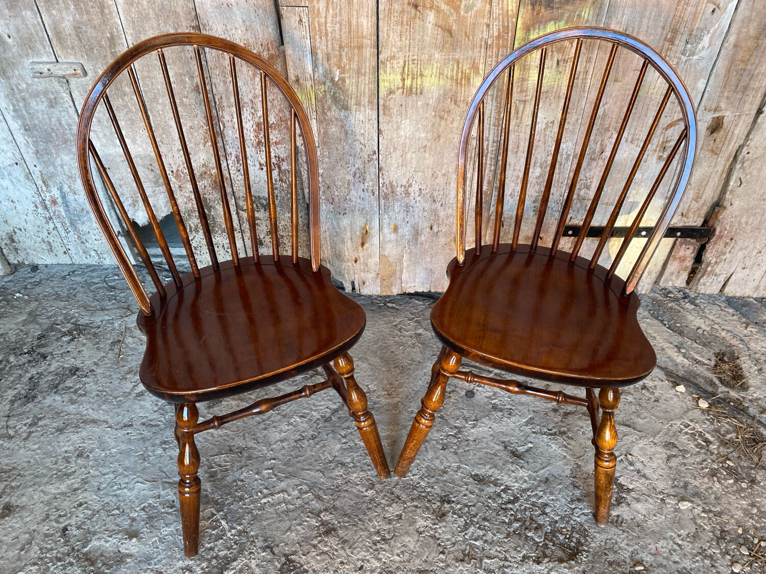 Pair of antique american windsor chairs, turned oak wood, vintage