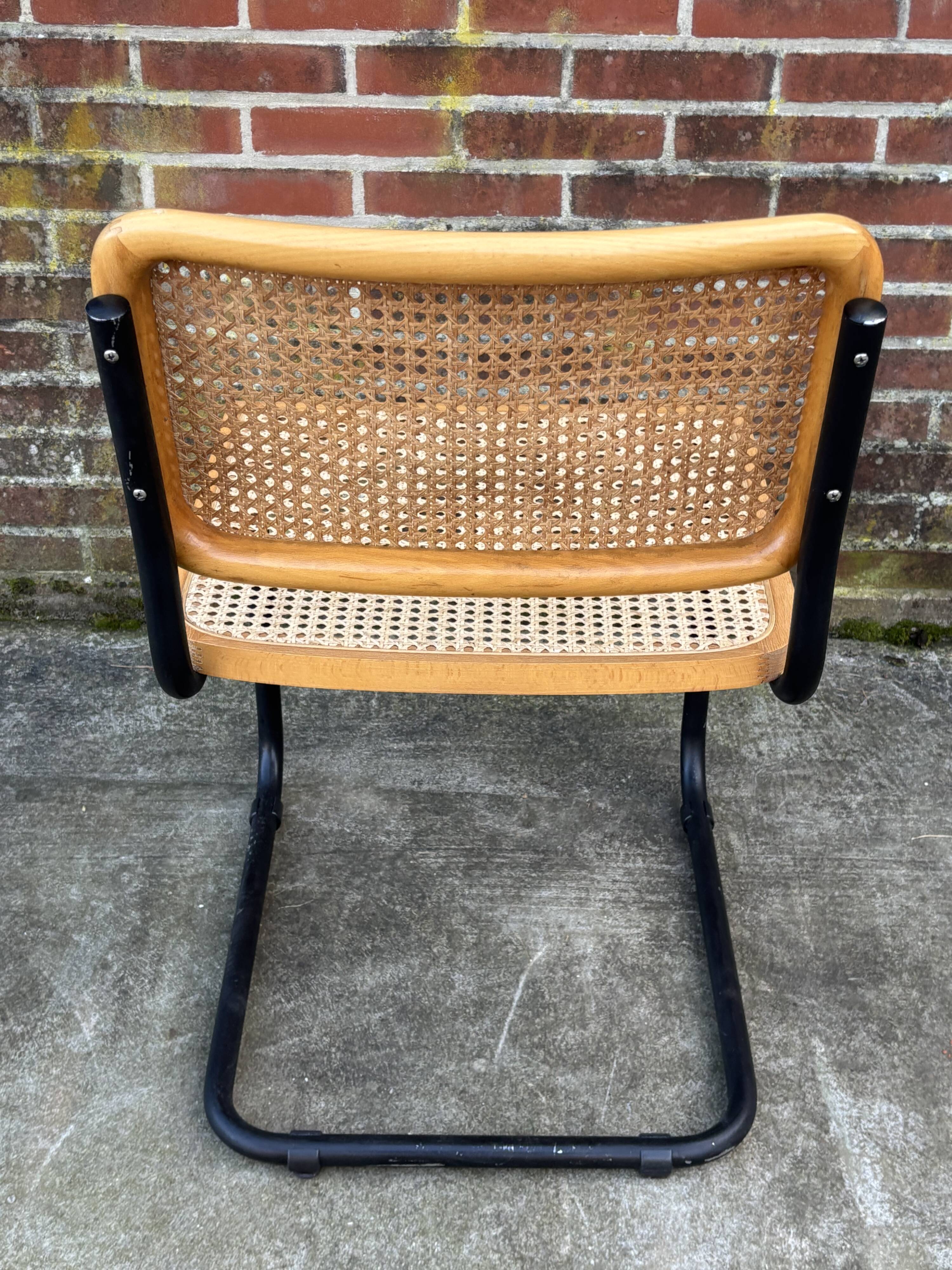 Ensemble de 4 chaises Cesca B32 conçues par Marcel Breuer, cadre noir.