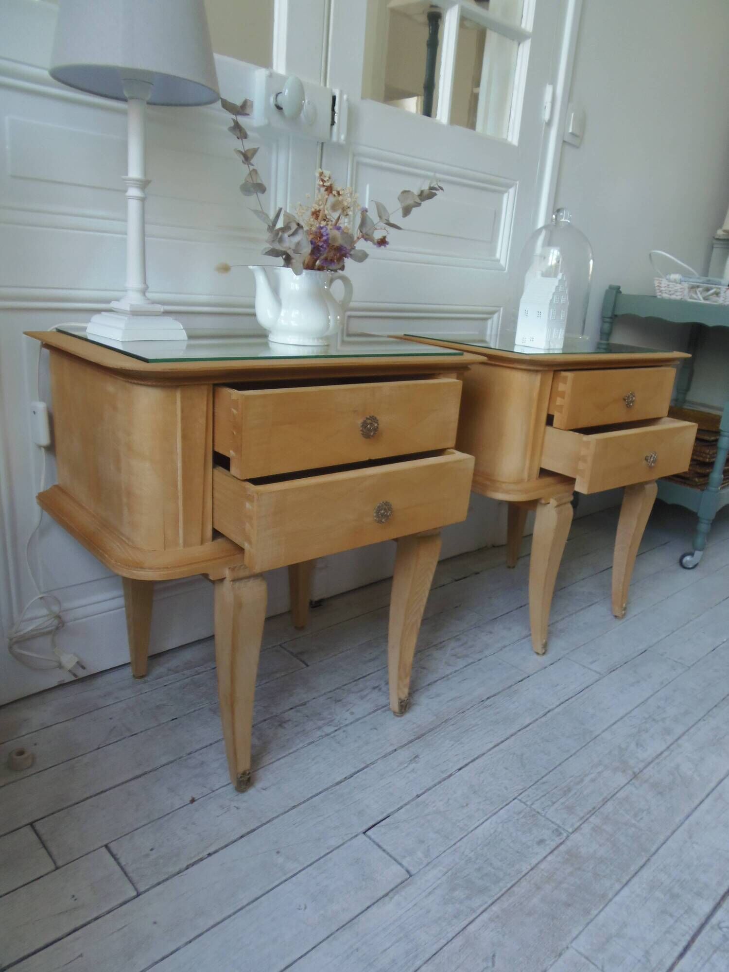 Paire de chevets vintages en bois brut , plateaux miroir.