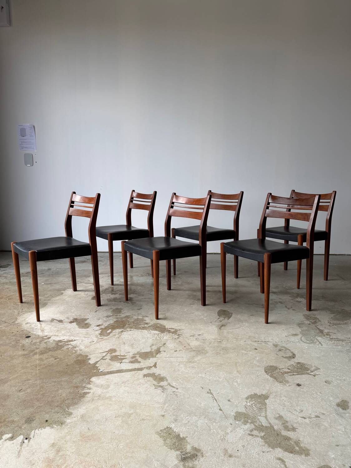 Set of 6 Scandinavian design chairs in solid teak and black Skai.