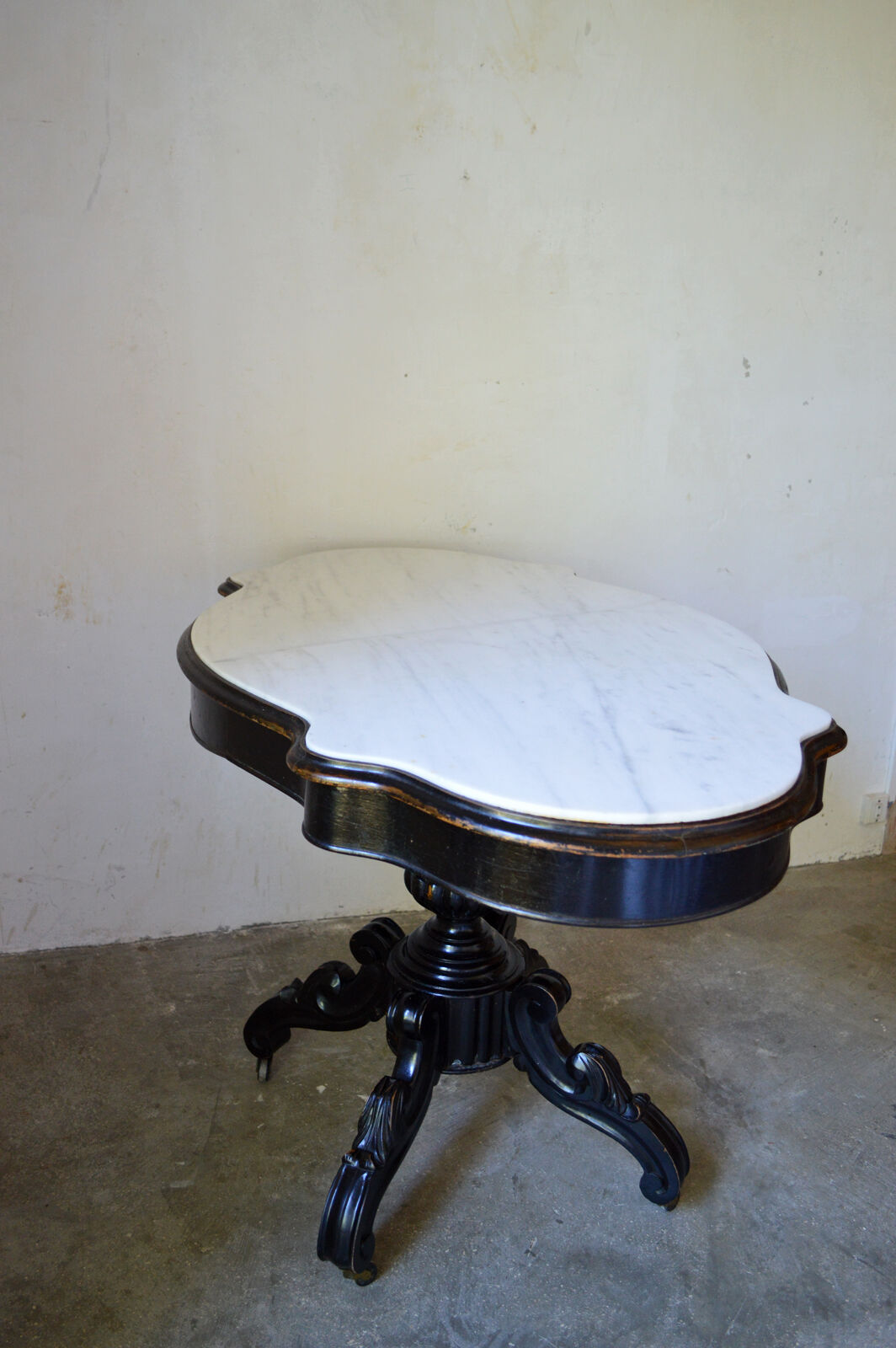 Table violon Napoléon III en bois noirci et marbre blanc, XIXe siècle