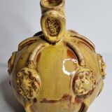 Ancienne cruche "arrosoir" en céramique émaillée ocre jaune, signée Meyssac Corrèze, 24 cm