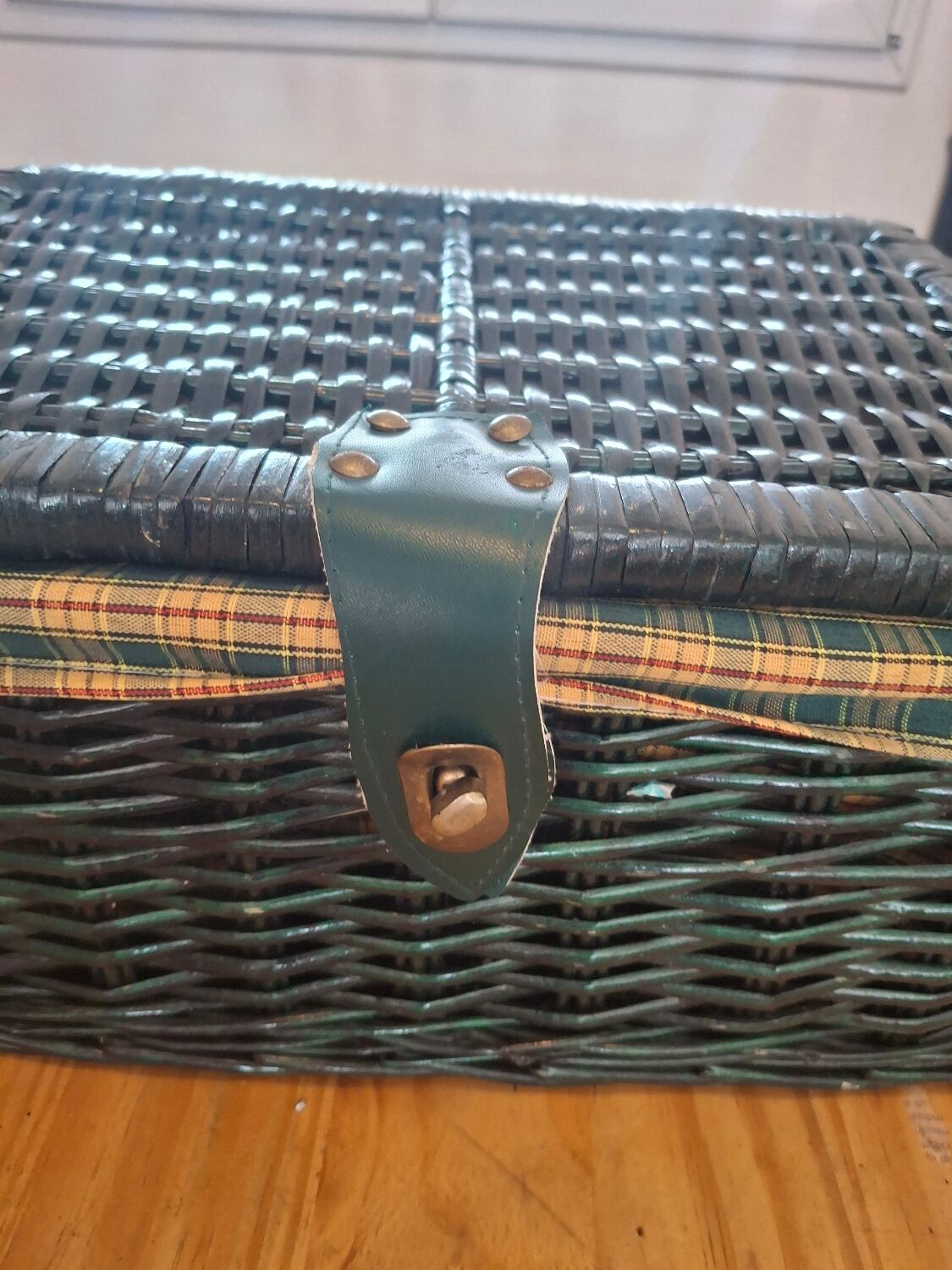 Vintage green wicker picnic basket – tartan interior