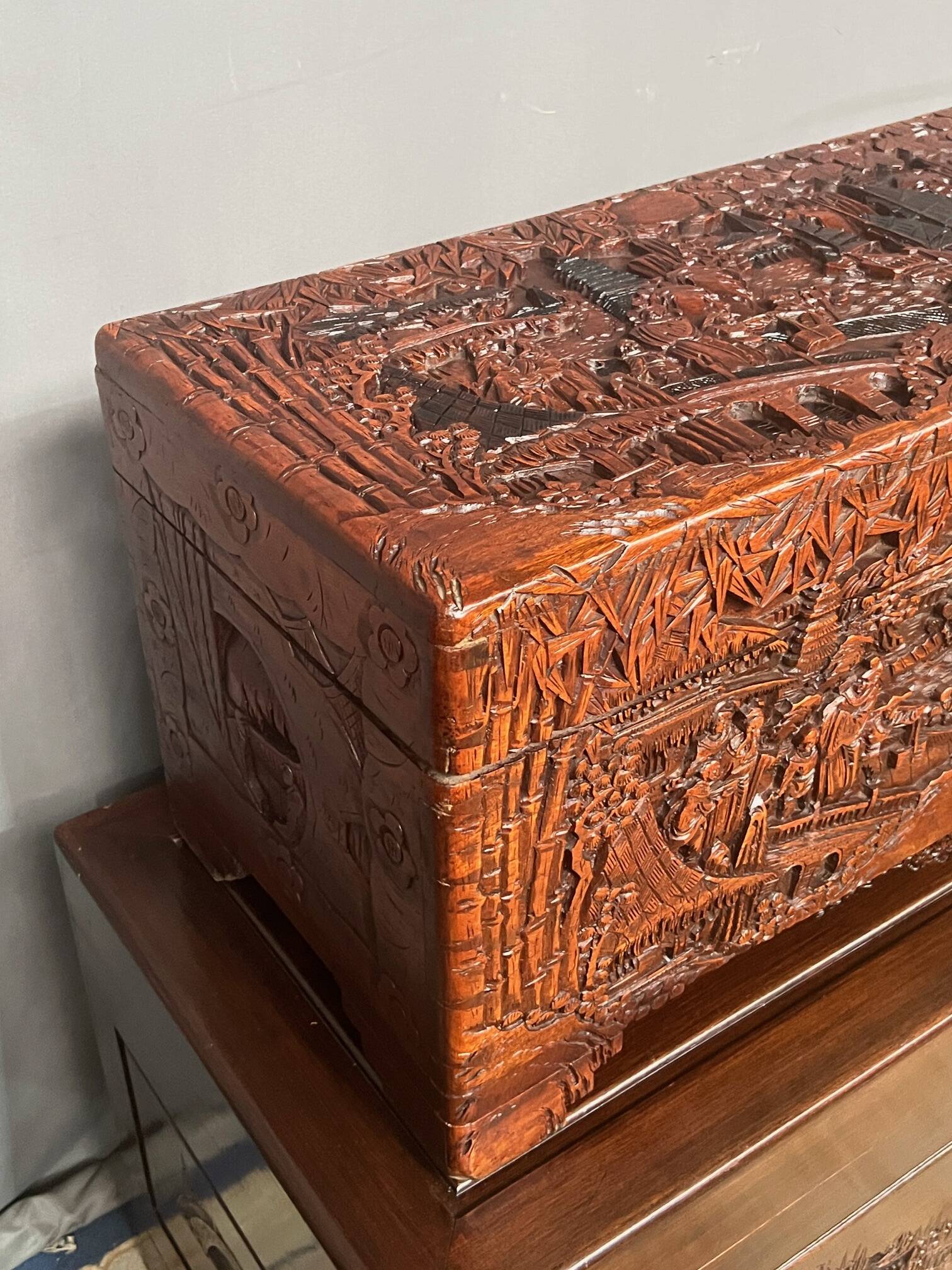 Coffre en camphre sculpté. Chine. XXe siècle. 40x80x38 cm.