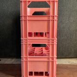 Caisse à bouteilles Évian rose