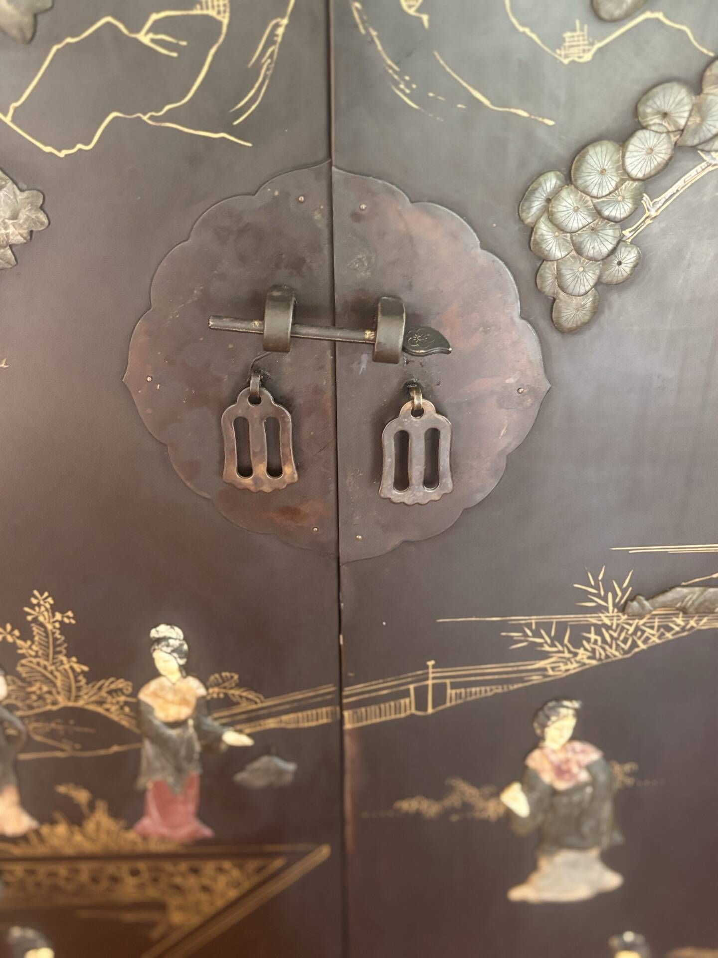 Magnifique cabinet chinois laqué noir et or