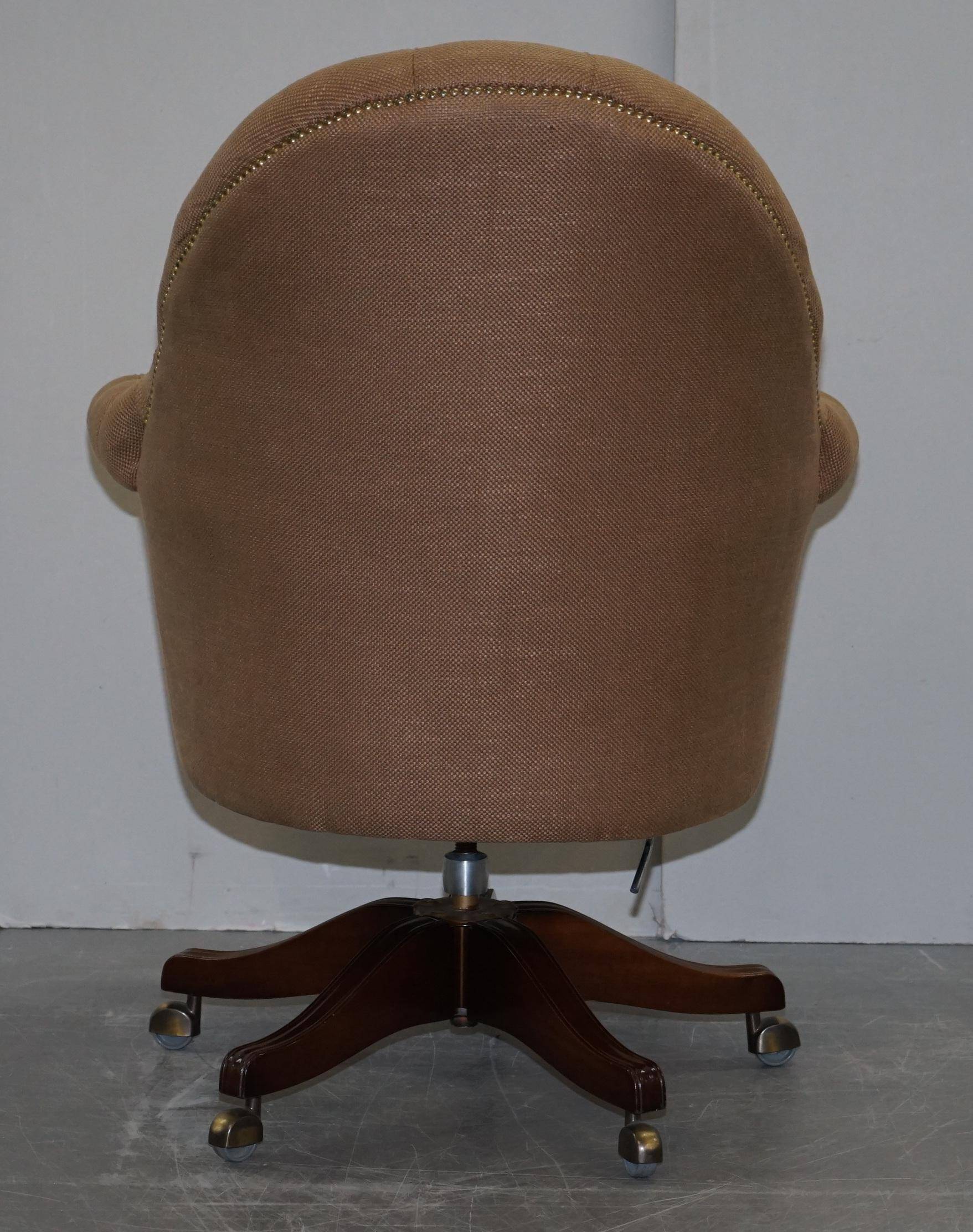 Chesterfield armchair in hardwood, leather, and woven linen.