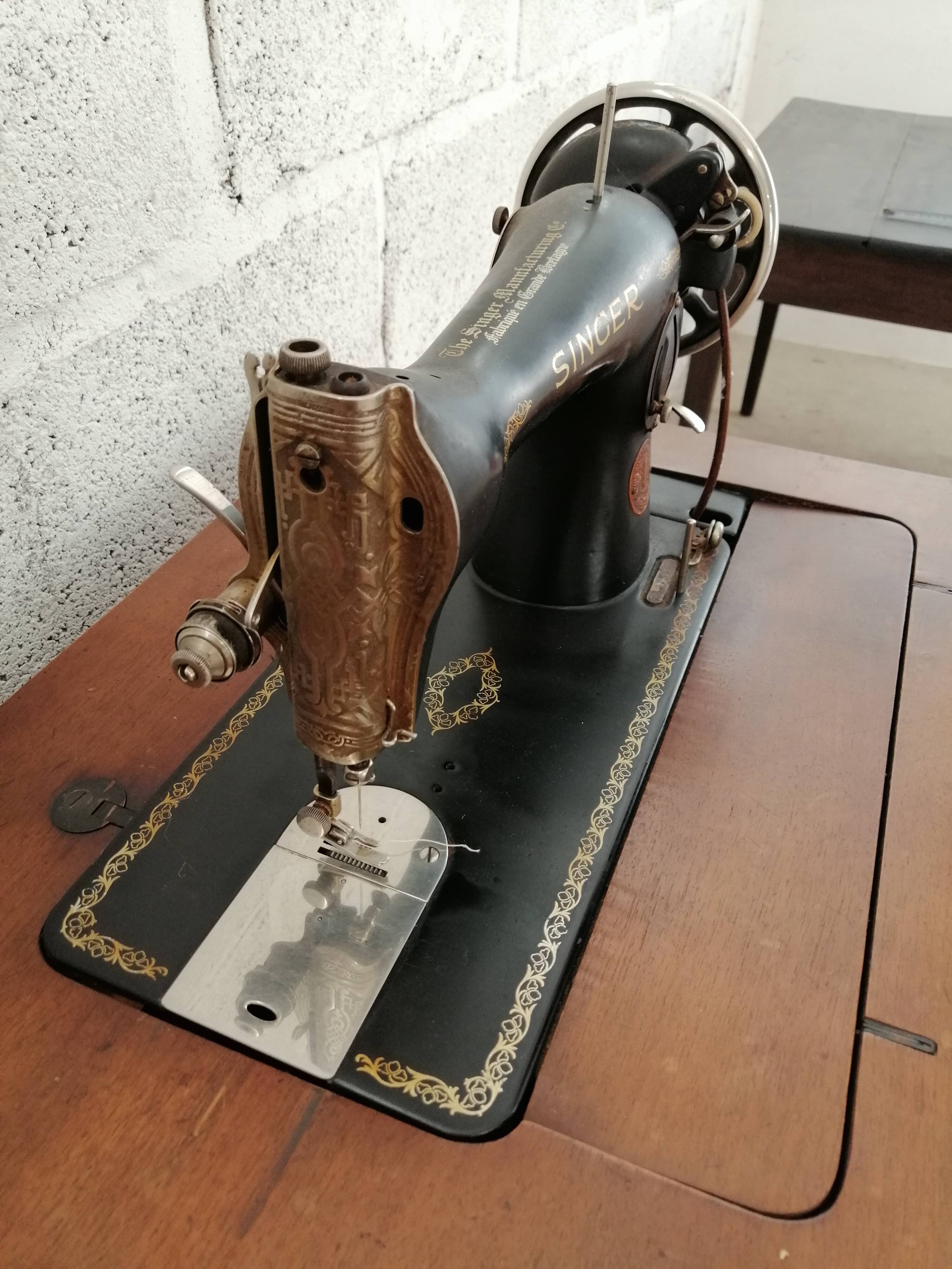 SINGER sewing machine year 30