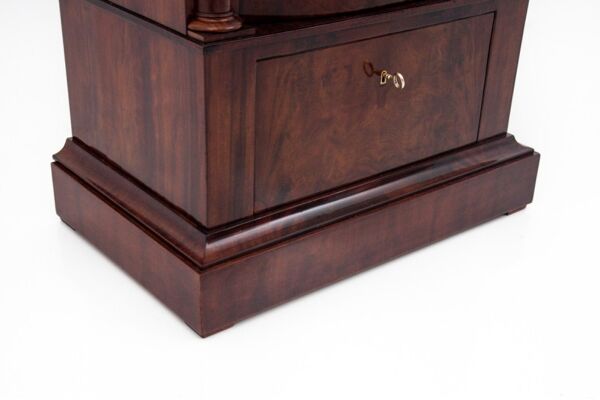 Commode ancienne - à colonnes, Europe du Nord, vers 1870. Après restauration.