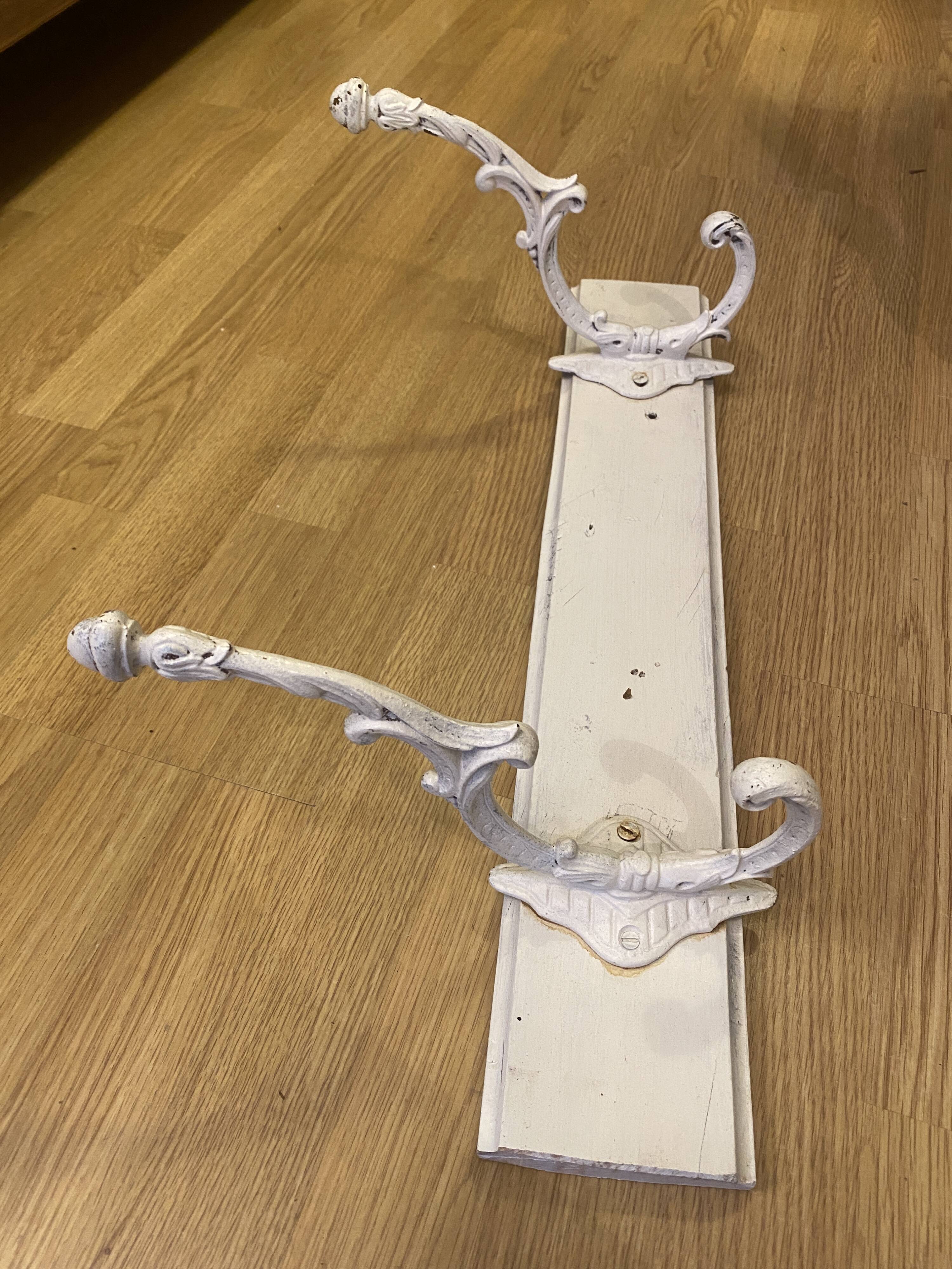 Wall coat door patère